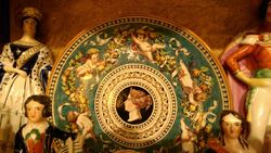 Minton Tin glazed Victoria plate California Collection 01.jpg