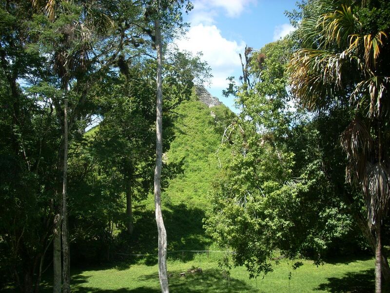 File:Mundo Perdido pyramid 5C-54, east face, Tikal.jpg