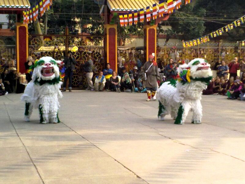 File:Snow lion dance at the "Karma Temple" Bodhgaya.jpg