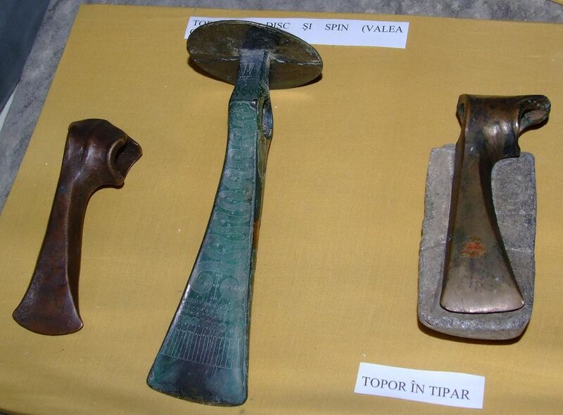File:Wietenberg culture axes at National Museum of Transylvanian History 2007.jpg