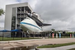 Shuttle Independence and NASA 905 at Space Center Houston.jpg