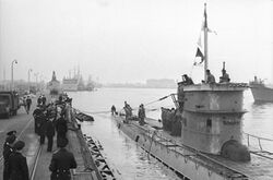 Bundesarchiv Bild 101II-MW-5613-03A, Wilhelmshaven, U-Boot läuft ein.jpg