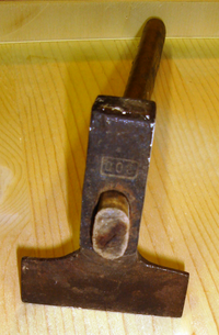 Front view of a veneering hammer