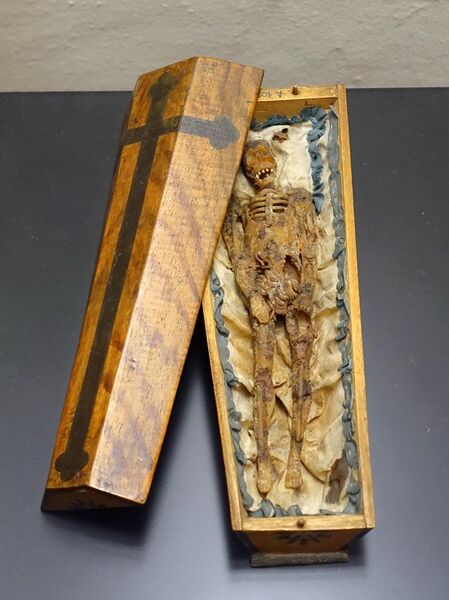 File:Momento mori in the form of a small coffin, probably Southern Germany, 1700s, wax figure on silk in a wooden coffin - Museum Schnütgen - Cologne, Germany - DSC09943.jpg