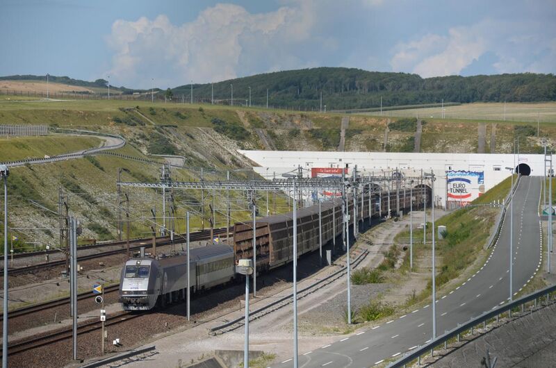 File:Eurotunnel Class 9705 - Sortie Tunnel sous la Manche à Coquelles.jpg