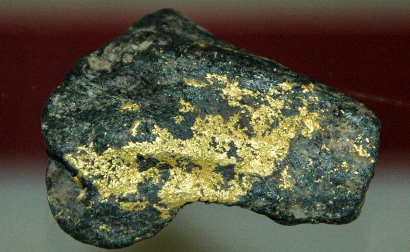 File:Gold & roscoelite (Stuckslacker Mine, Coloma, California, USA) (16562912783).jpg