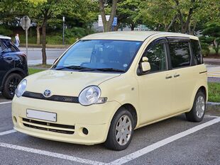 Toyota Sienta XP80 Light Yellow (1).jpg