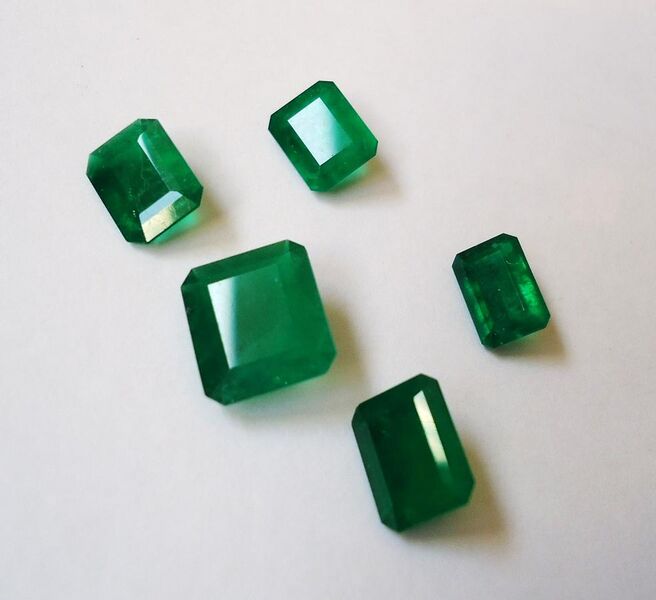 File:5 Emeralds from Colombia.JPG