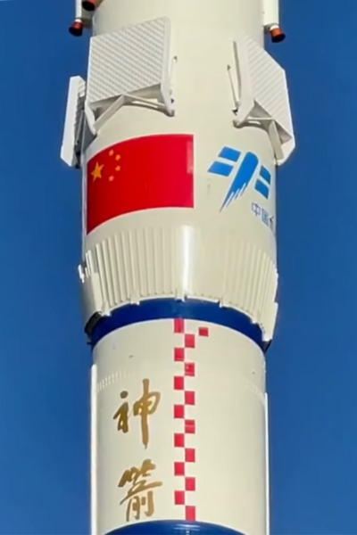 File:Shenzhou-12 roll out 02.png