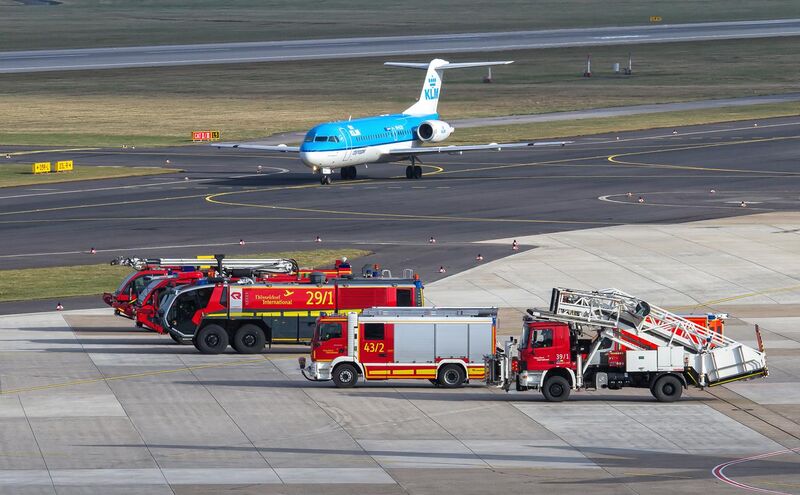 File:Feuerwehr am Flughafen Düsseldorf - 02-2013.jpg