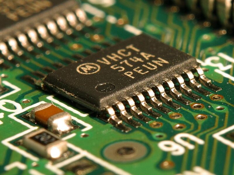 File:Integrated circuit on microchip.jpg