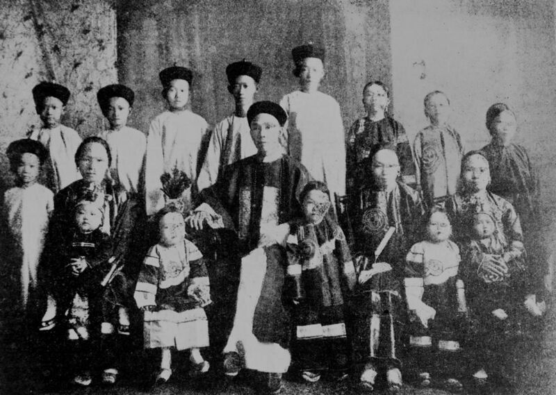 File:Kwong Sue Duk with his three wives and fourteen children, Cairns, 1904 (9623512597).jpg