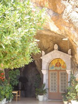 Kefalari Cavern Entrance.JPG