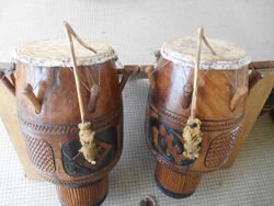 La paire de tambours d'atumpan (vu avec les symboles).jpg