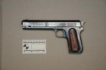 Pistol US Colt M1900 (10193185426).jpg