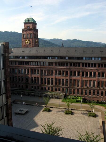 File:Platz der Weißen Rose mit KG I und Uniturm vom Kollegiengebäude II der Freiburger Uni gesehen.jpg