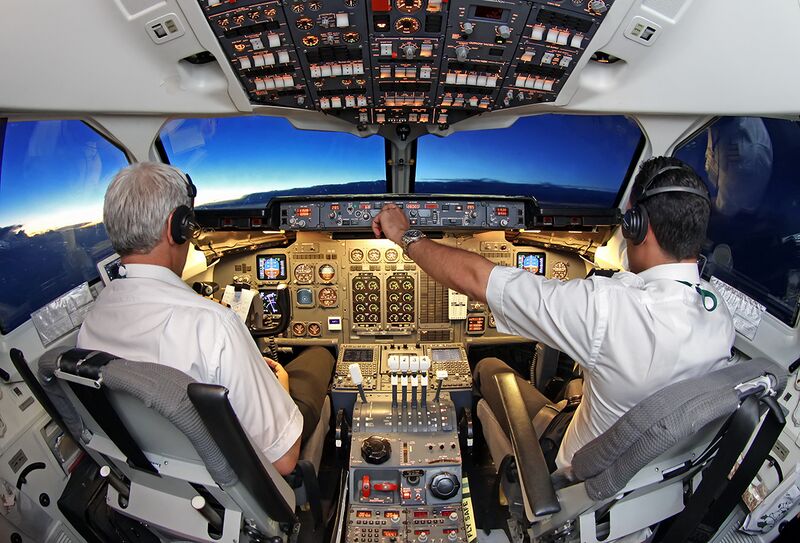 File:Mahan Air Avro RJ100 cockpit.jpg