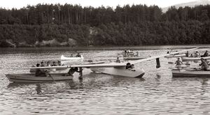 Pristajanje hidrojadralnega letala Jadranka na Dravi v Brestanici 1958.jpg