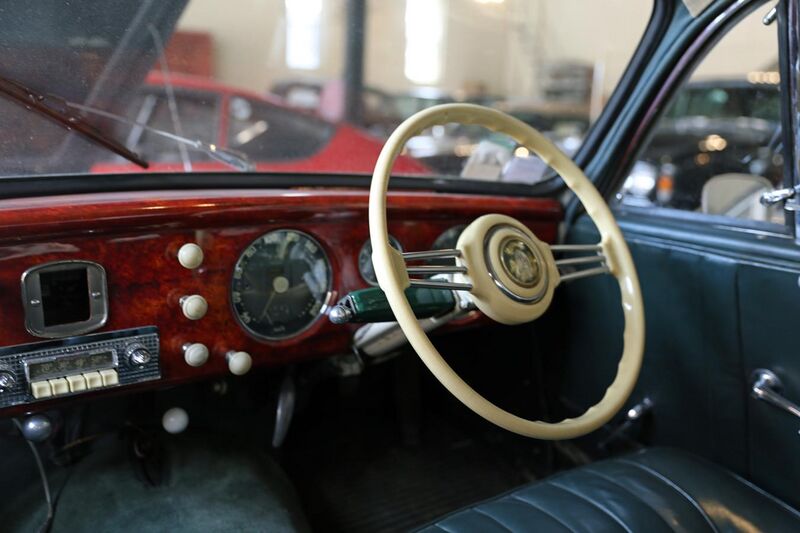File:1954 Salmson 2300S coupé, dashboard.jpg