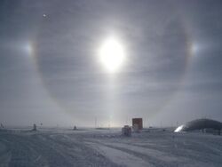 Full-circle solar halo with parhelia and lower tangent arc, South Pole, 12 Jan 2009.jpg
