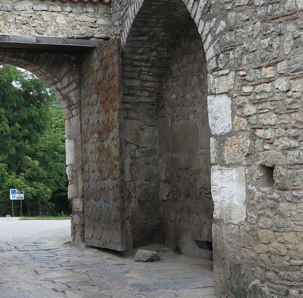 File:Inside view of the upper gate of Samuel's fortress.jpg