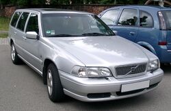 Volvo V70 front 20080801.jpg