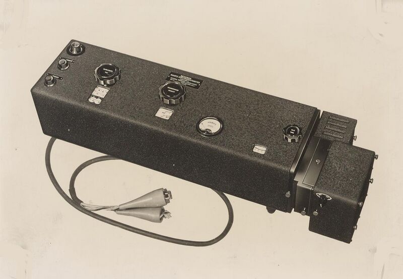 File:Cary+Beckman 1941 original of Fig 6 Quartz photoelectric spectrophotometer 2012-002 b17f20 001 crop.jpg
