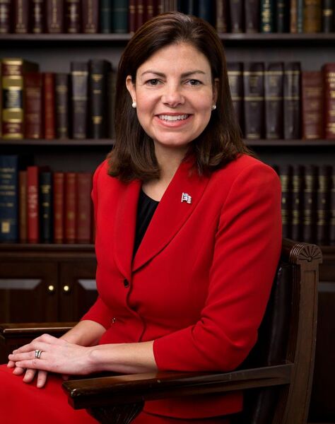File:Kelly Ayotte, Official Portrait, 112th Congress 2.jpg
