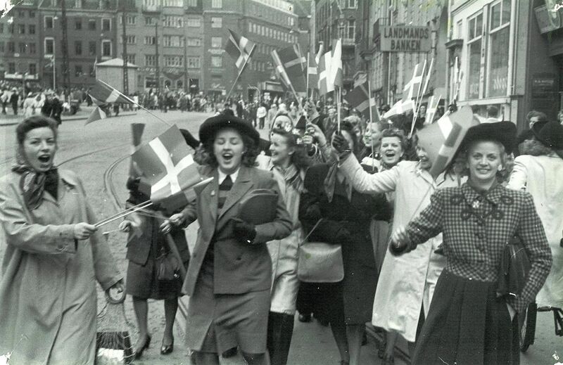 File:People celebrating the liberation of Denmark. 5th May 1945. At Strøget in Copenhagen..jpg