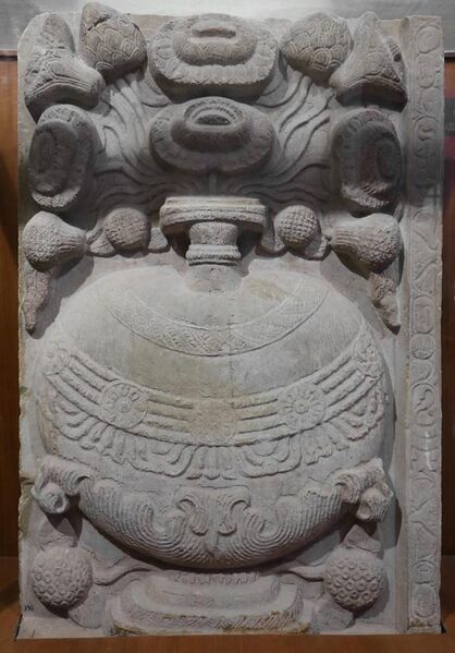 File:Periodo pre-murya, sculture dallo stupa buddista di amaravati, presso guntur, a. pradesh, purnaghata, 100 dc ca.jpg