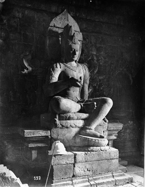File:COLLECTIE TROPENMUSEUM Boeddhistisch beeld van mogelijk acoliet in de tempel Tjandi Mendoet rechts. TMnr 60004721.jpg