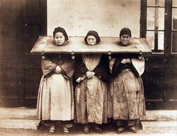 Drei Frauen am Pranger, China, Anonym, um 1875.jpg