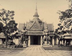 Khun Sunthornsathitsalak - Entrance of Tchang temple, Wat Arun.jpg