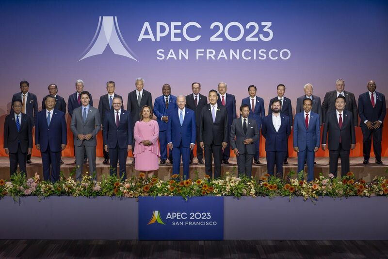 File:President Biden participates in a family photo with APEC economies and guest economies - 2023.jpg