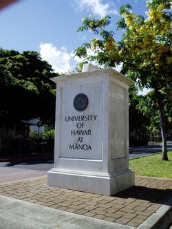 Stone marking the entrance to University of Hawaiʻi at Mānoa.jpg
