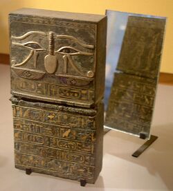 Egypte louvre 068 coffret.jpg