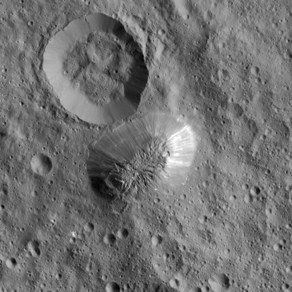 File:PIA20348 crop - Ceres' Ahuna Mons top view.jpg