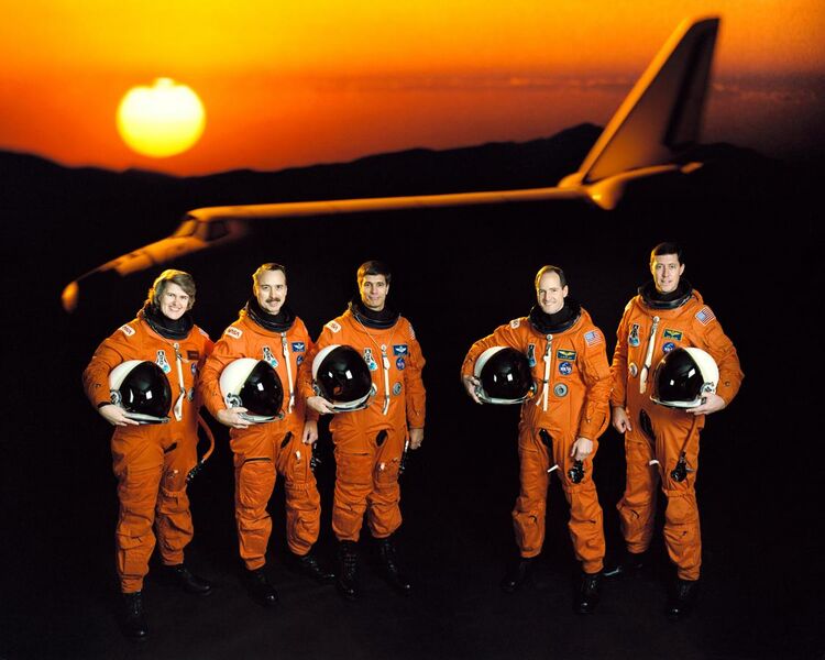 File:STS-43 Official crew portrait.jpg