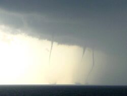 Three waterspouts Kijkduin.jpg