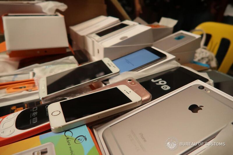 File:P75-M fake iPhones, smartphones, and tablets busted in Binondo.jpg