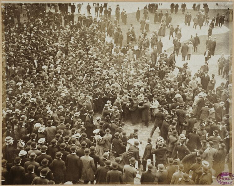 File:Police protect Nick Altrock from adoring crowd, 1906 World Series.jpg
