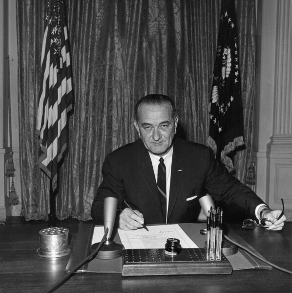 File:President Lyndon B. Johnson signs Gulf of Tonkin resolution - NARA - 192484.jpg