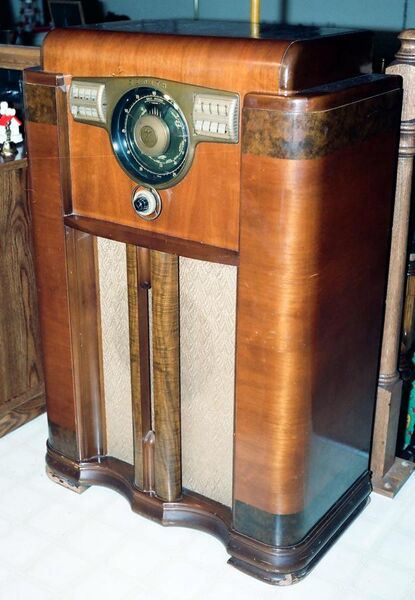 File:Vintage Zenith Console Radio, Model 12S-568, With the Zenith Robot (or Shutter) Dial, Circa 1941 (8655513293).jpg