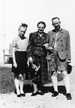 Bundesarchiv Bild 146-1969-056-55, Heinrich Himmler mit Frau und Tochter Gudrun.jpg