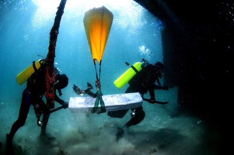 File:Flickr - Israel Defense Forces - Underwater Missions Unit Transfers Equipment Using Special "Lifting-Bags".jpg