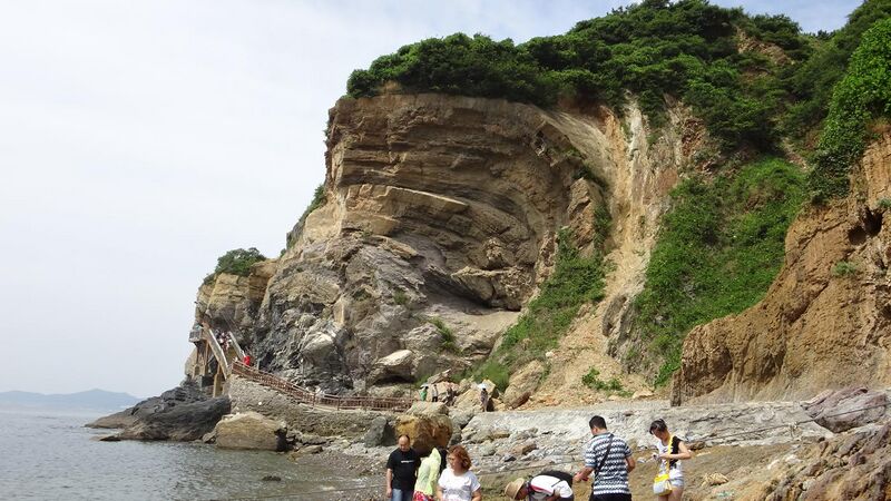 File:大连国家地质公园9-海蚀崖.JPG