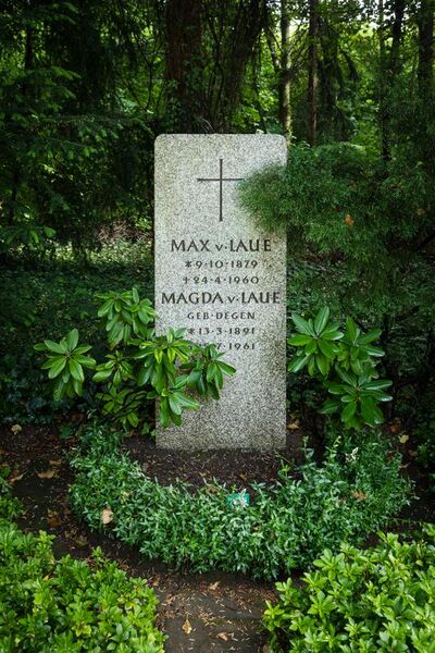 File:Grave of Max von Laue at Stadtfriedhof Göttingen 2017 01.jpg
