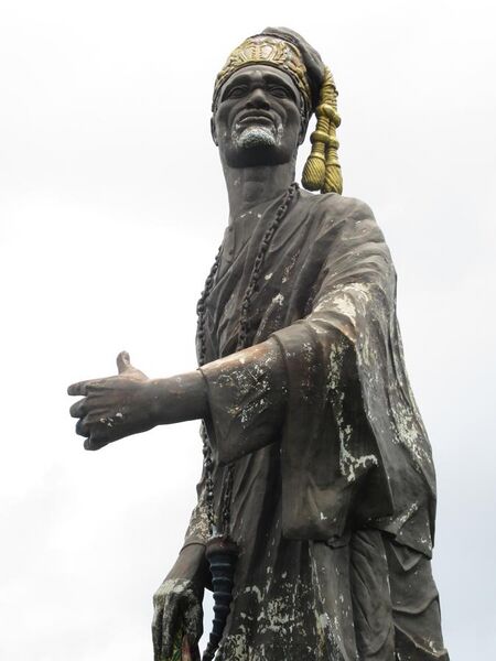 File:La statue du roi Toffa 1er à Porto Novo.jpg