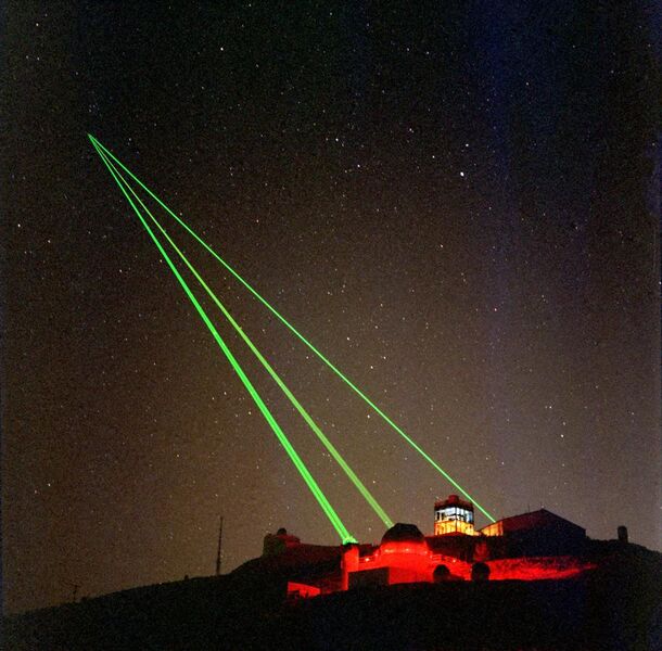 File:Starfire Optical Range - three lasers into space.jpg