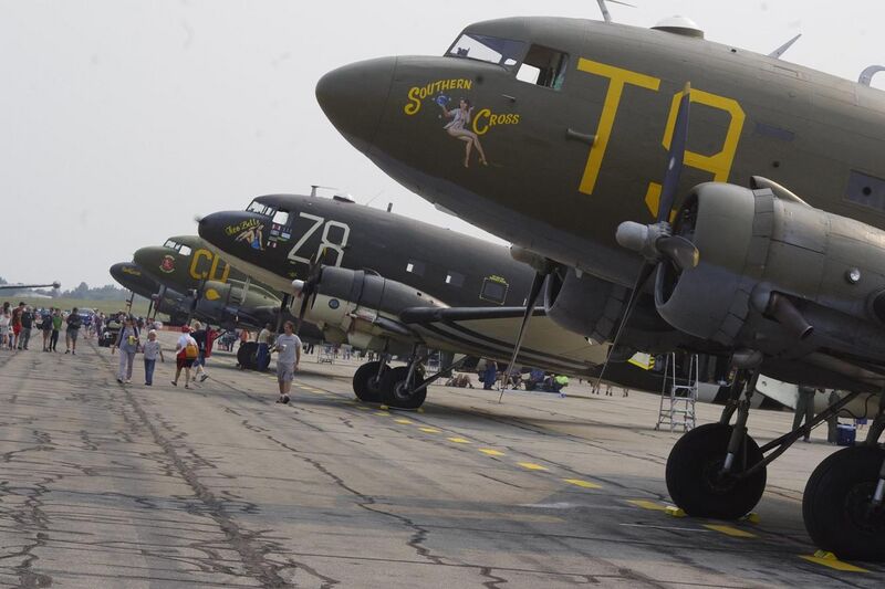 File:Douglas C-47's.jpg